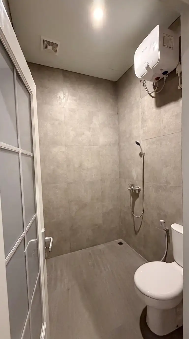 Kamar mandi dalam dengan water heater di Rumah Teduh