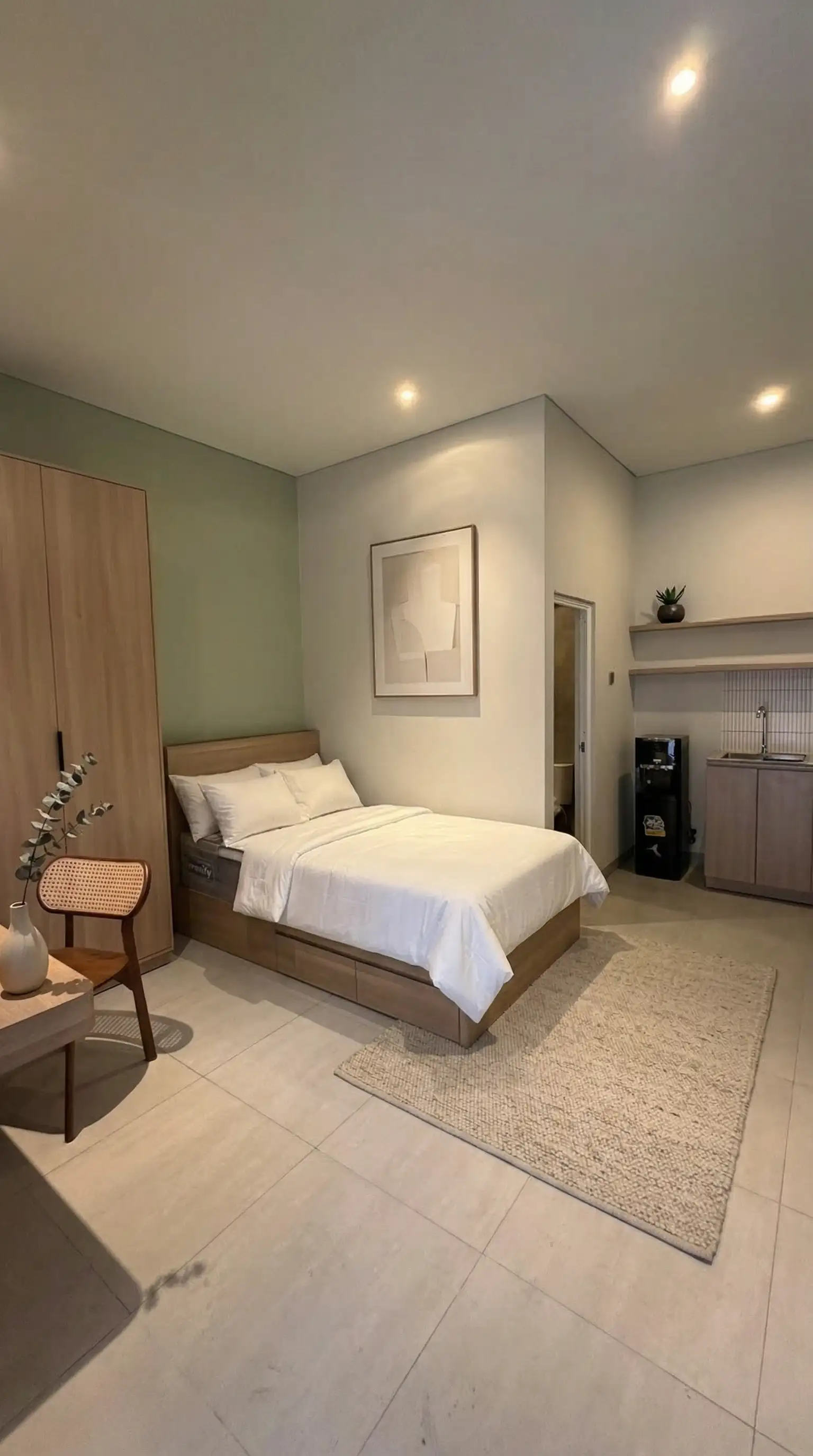 Kamar premium Rumah Teduh dengan AC dan meja kerja